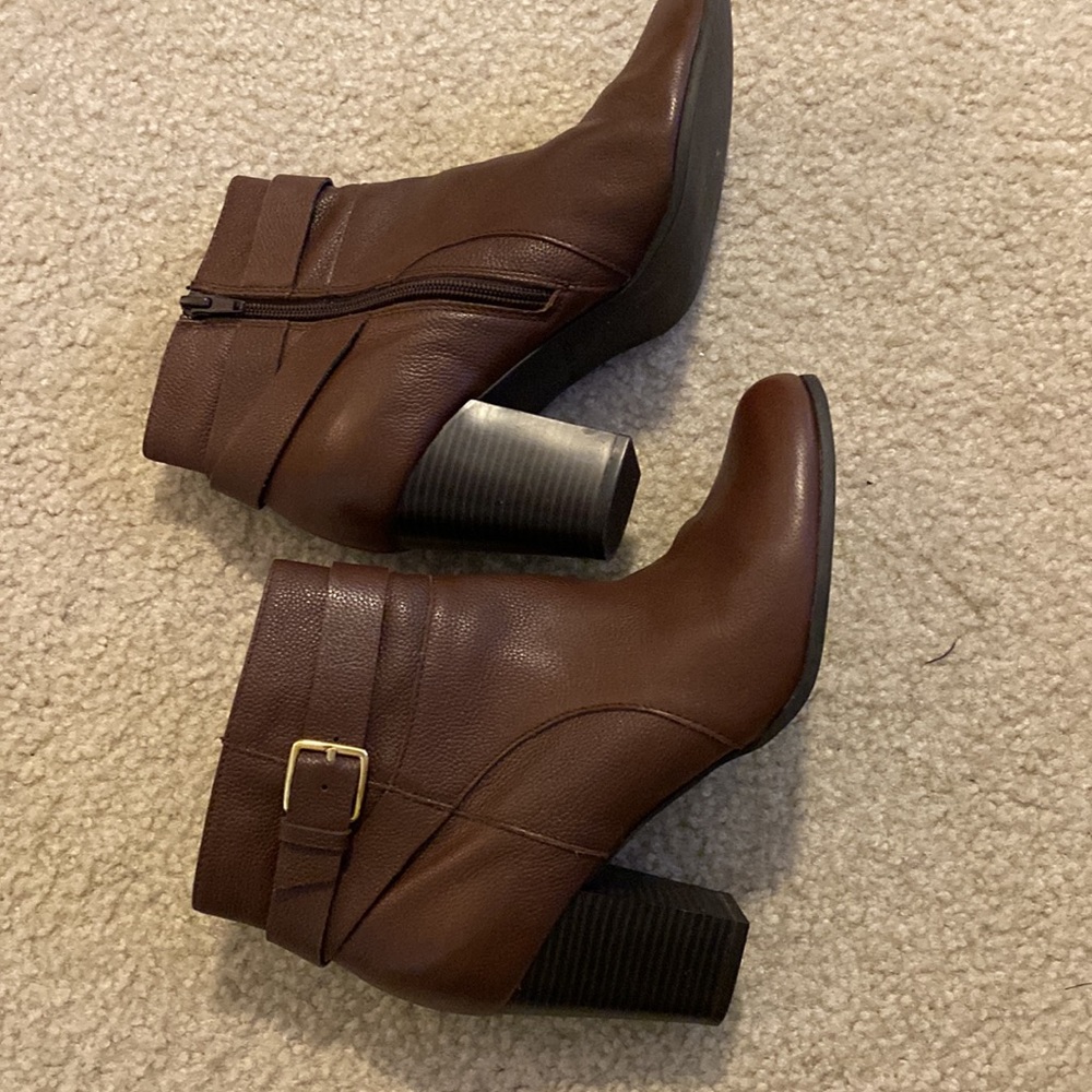 Cole Haan block heel almond toe leather ankle boots w gold hardware ankle strap - Picture 4 of 6